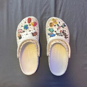 White crocs comes with all charms mens size 8 women’s size 10